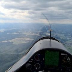 Flugwegposition um 14:29:19: Aufgenommen in der Nähe von Gemeinde Bad Blumau, Österreich in 1470 Meter
